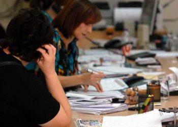 Τρέχουν να κρύψουν τους μετακλητούς πίσω από τις 5.300 προσλήψεις στο Δημόσιο