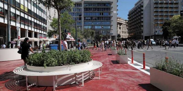 Το φιάσκο του  «Μεγάλου Περιπάτου» διανθίζεται με ακριβά παγκάκια