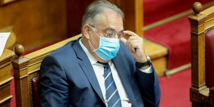 Κρυφτούλι Θεοδωρικάκου … αλλά ο κίνδυνος τοπικής χρεωκοπίας πλησιάζει