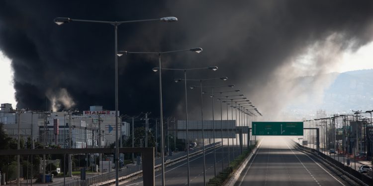 Πόσο επικίνδυνη ήταν η πυρκαγιά σε εργοστάσιο ανακύκλωσης στη Μεταμόρφωση;