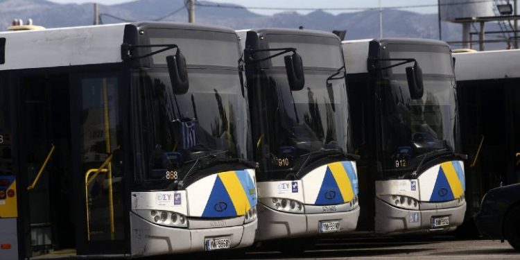 Πυρά Δούρου κατά Πατούλη για την ακύρωση της αγοράς των 92 αστικών λεωφορείων