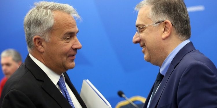 Η δυσφορία των αιρετών της Αυτοδιοίκησης εκπαραθύρωσε τον Τάκη Θεοδωρικάκο