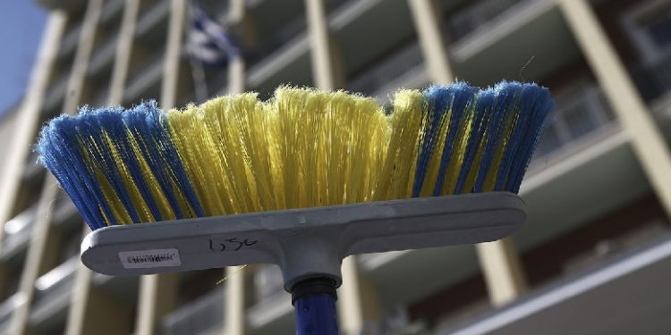 Αποκλείει την μονιμοποίηση των σχολικών καθαριστριών ο Μ. Βορίδης