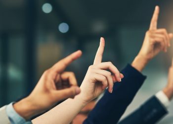 Παρέμβαση Βορίδη της τελευταίας στιγμής υπέρ της Οικονομικής Επιτροπής