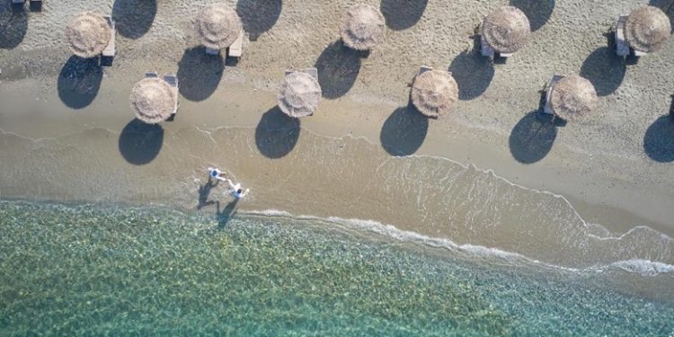 Έτοιμες οι ξαπλώστρες να ξεχυθούν στις παραλίες – Τι προβλέπεται στο νομοσχέδιο –  Ποιες οι υποχρεώσεις των Δήμων;